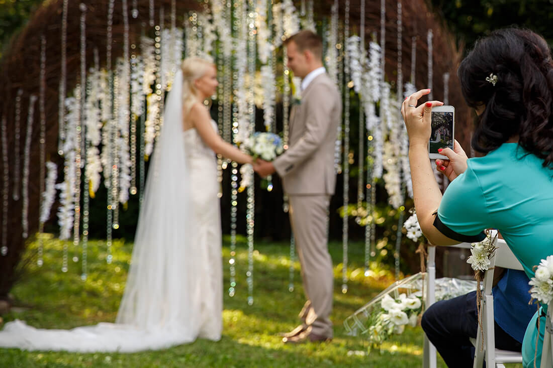 To plug or unplug? The pros and cons of smartphones at your ceremony