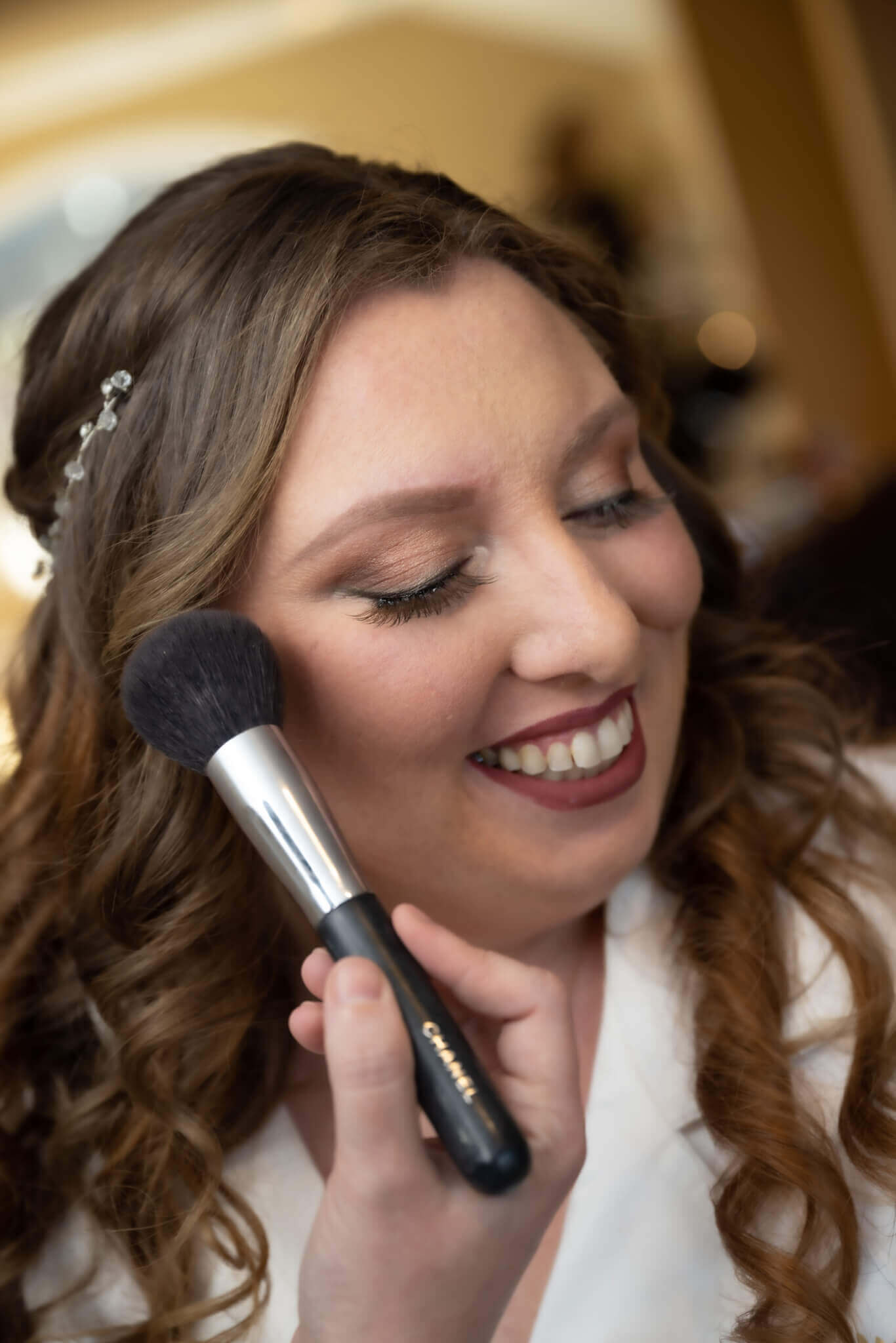 What to Expect When Hiring a Wedding Makeup Artist