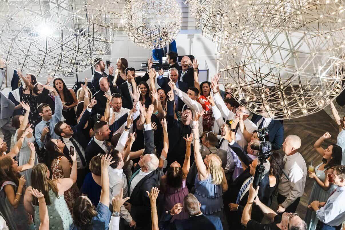 What to Expect When Hiring Your Wedding DJ